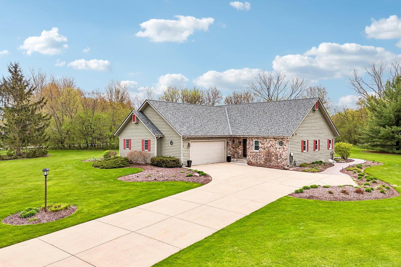 N43W33183 Glen Parc Cir, Nashotah, WI 53058