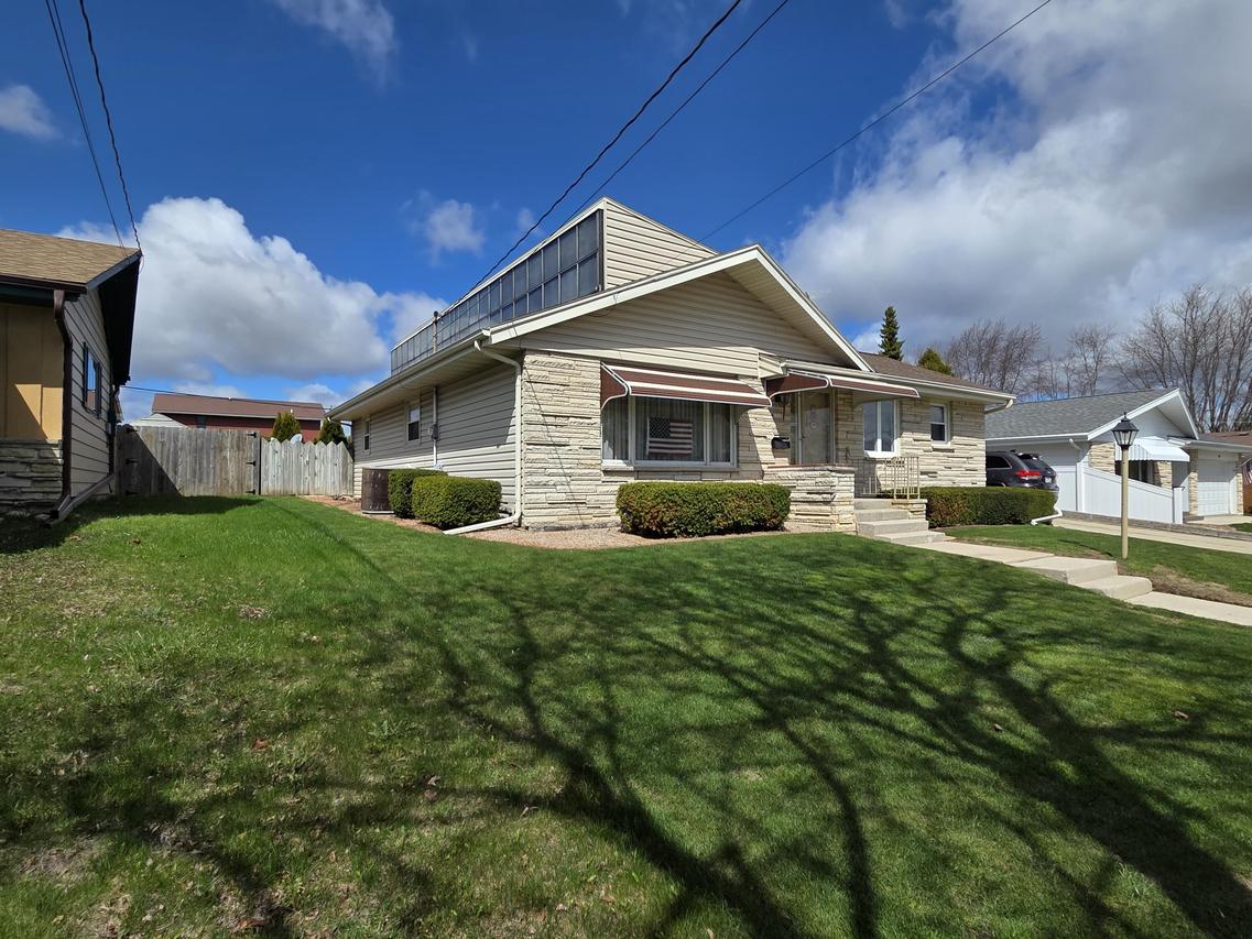 1212 S 35th St, Manitowoc, WI 54220