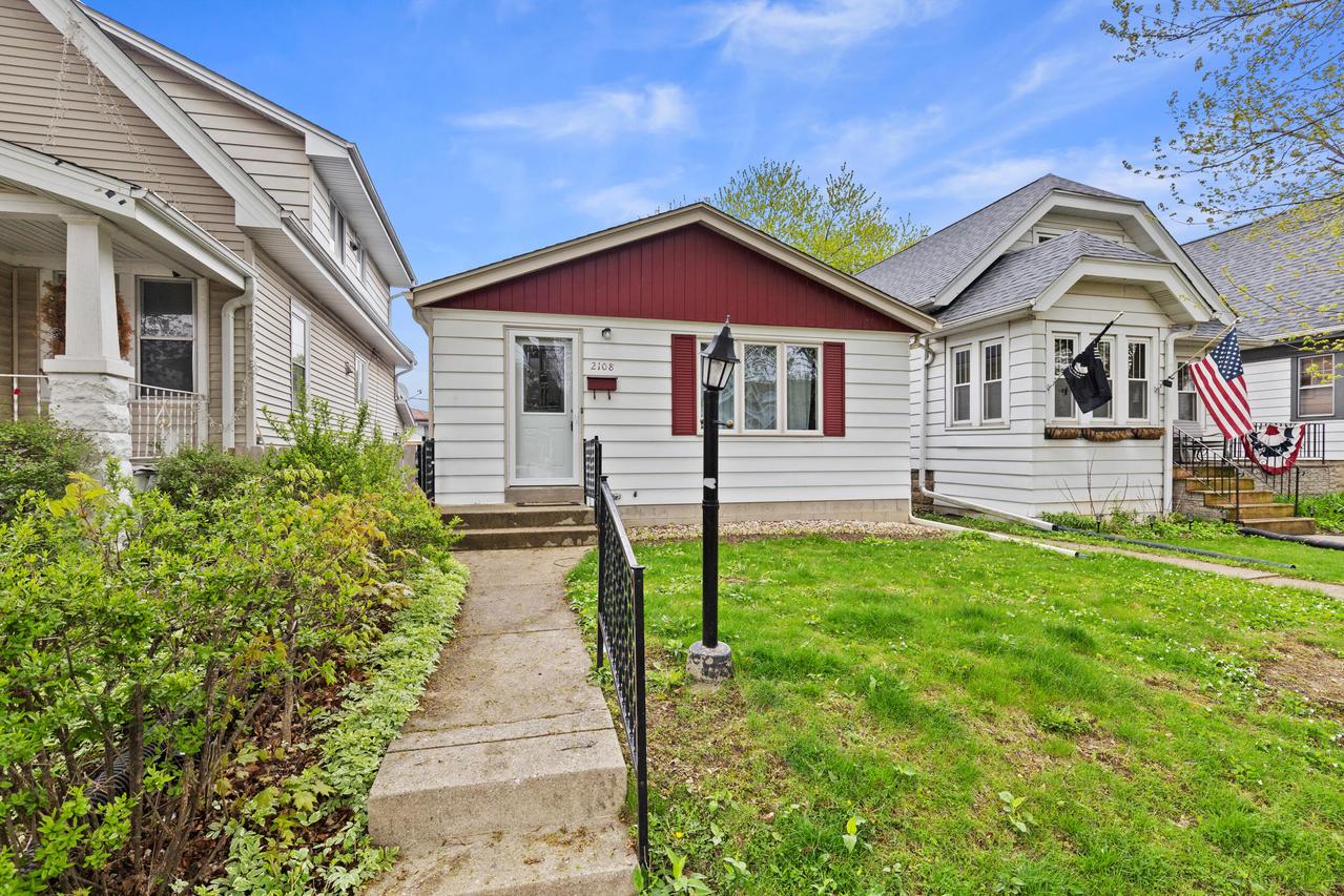 2108 S 72nd St, West Allis, WI 53219