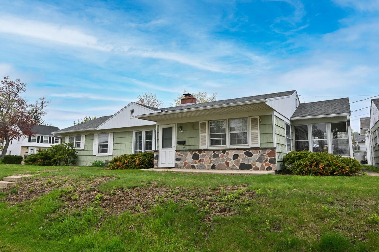 9020 W Hawthorne Ave, Milwaukee, WI 53226
