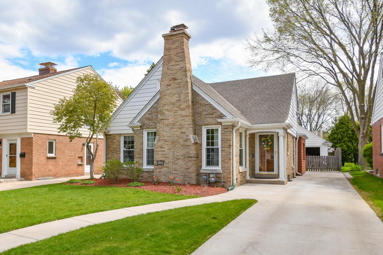 5242 N Bay Ridge, Whitefish Bay, WI 53217
