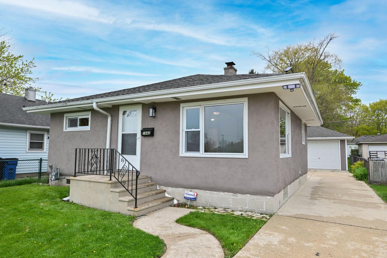 1942 Hayes Ave, Racine, WI 53405
