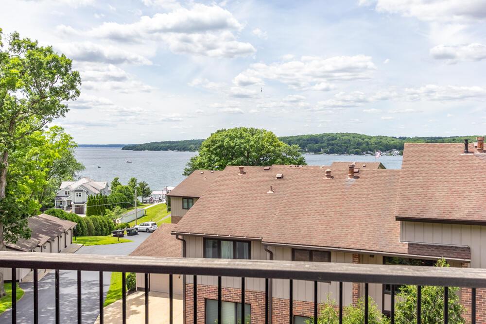 1070 S Lake Shore #11 2-B, Lake Geneva, WI 53147