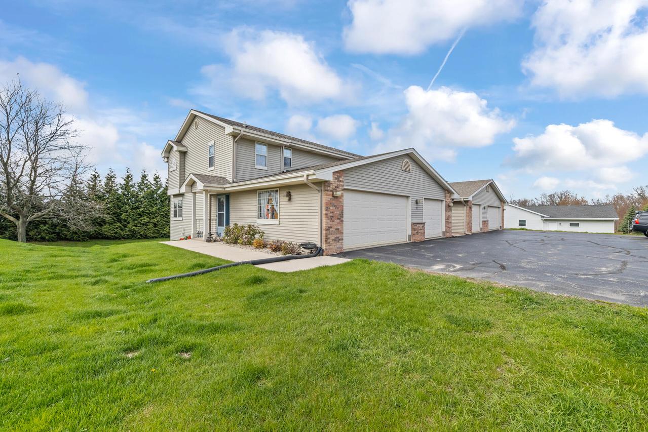 1015 E Woodview Ct #2, Slinger, WI 53086