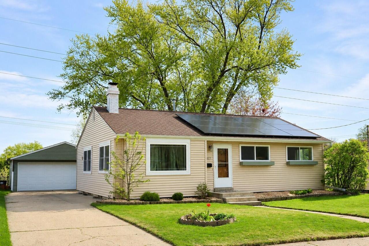 1627 Birch Dr, Waukesha, WI 53188
