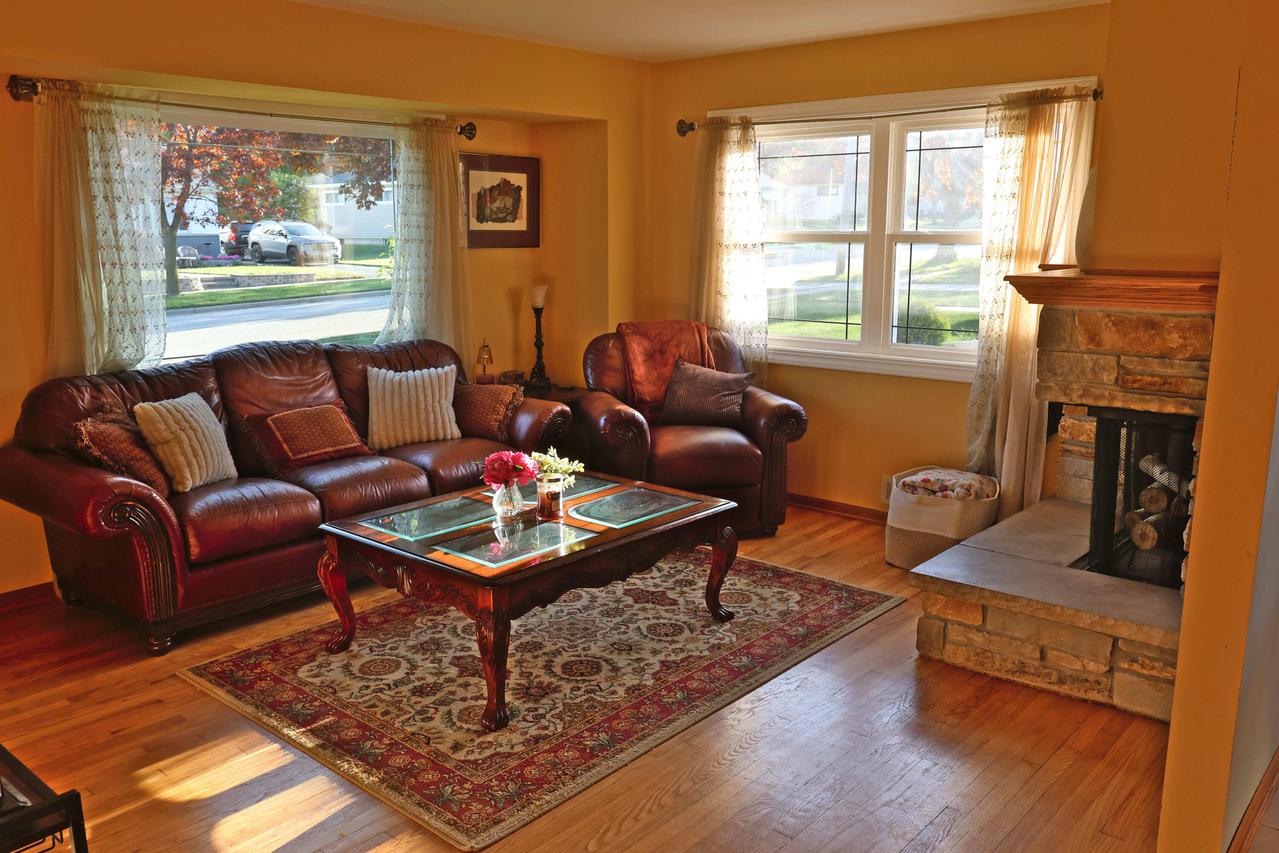 1627 Birch Dr, Waukesha, WI 53188