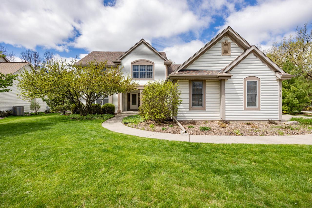 207 Woodlands Ct, Hartland, WI 53029