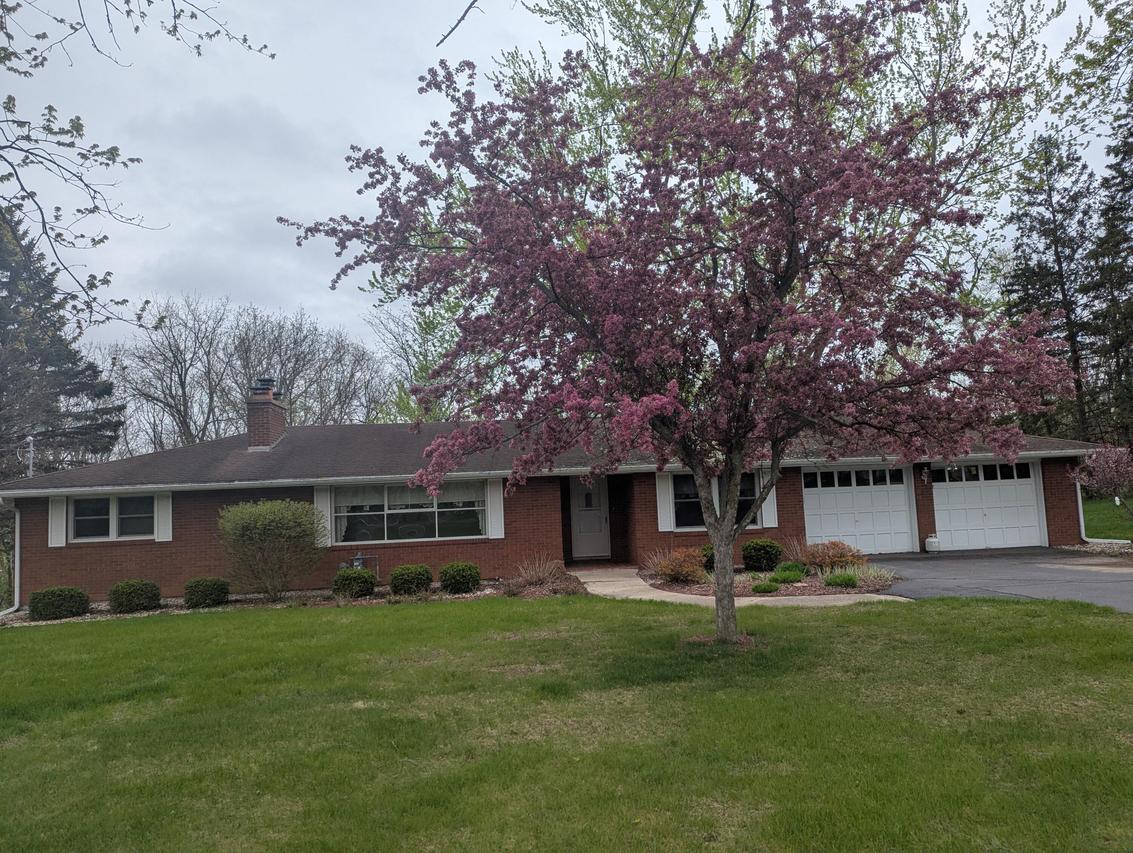 W5909 Brick Church Rd, Walworth, WI 53125