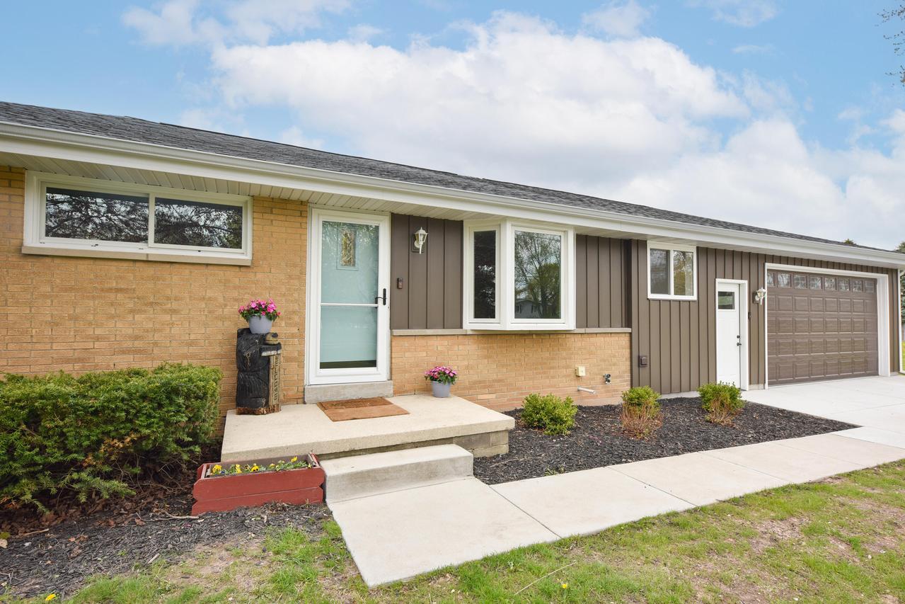 111 S Middle Rd, Belgium, WI 53004
