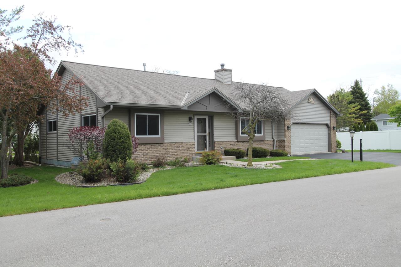 915 Park Cir, Union Grove, WI 53182