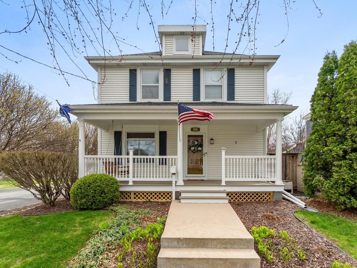 857 N 8th St, Manitowoc, WI 54220