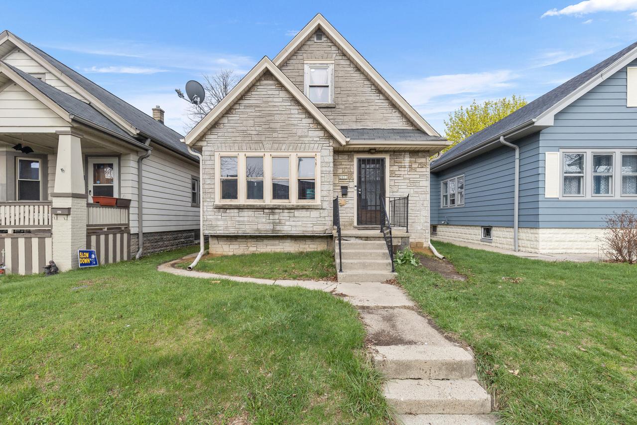 2051 S 55th St, West Allis, WI 53219