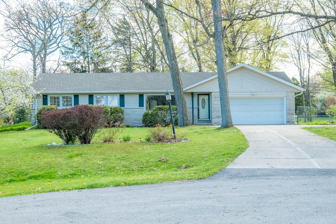 N50W16323 Pin Oak Ct, Menomonee Falls, WI 53051