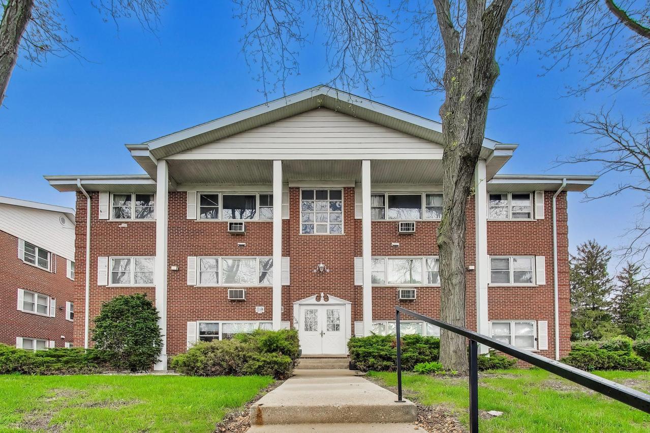205 Country Club #2C, Lake Geneva, WI 53147