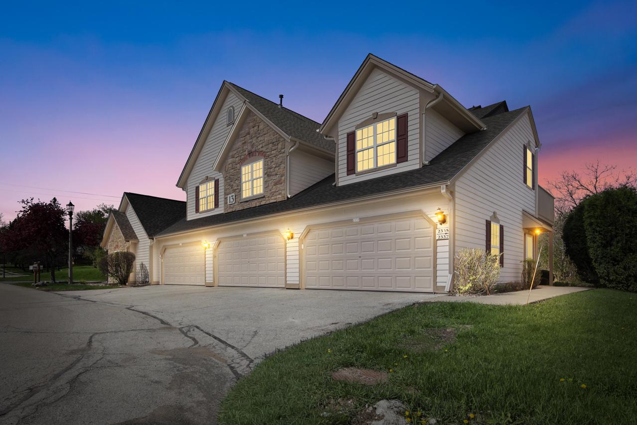 2337 W Vista Bella Dr, Oak Creek, WI 53154