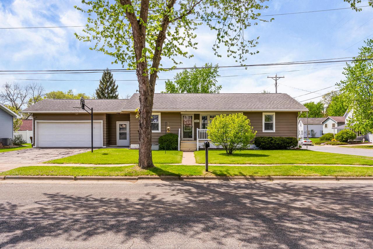 429 6th Ave, Onalaska, WI 54650