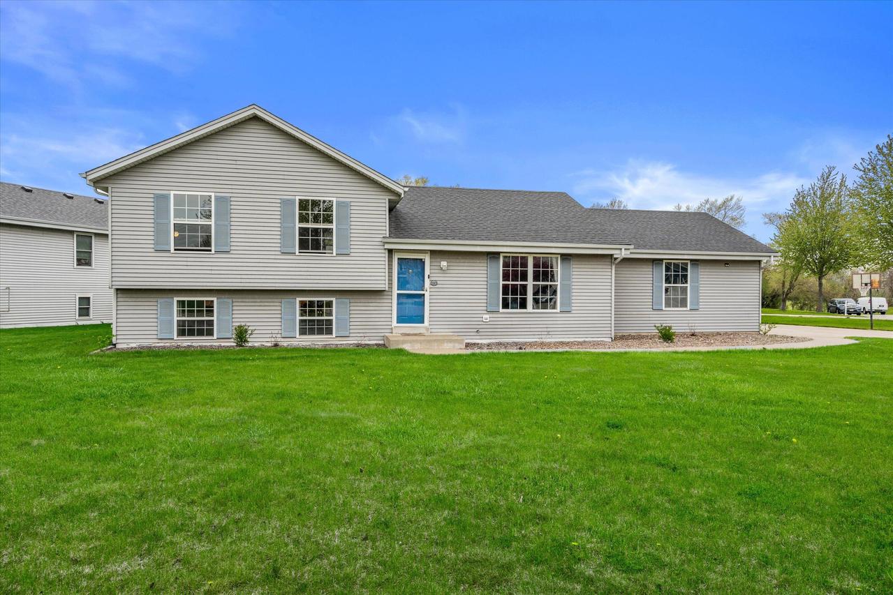 164 E Fairfield Dr, Oak Creek, WI 53154