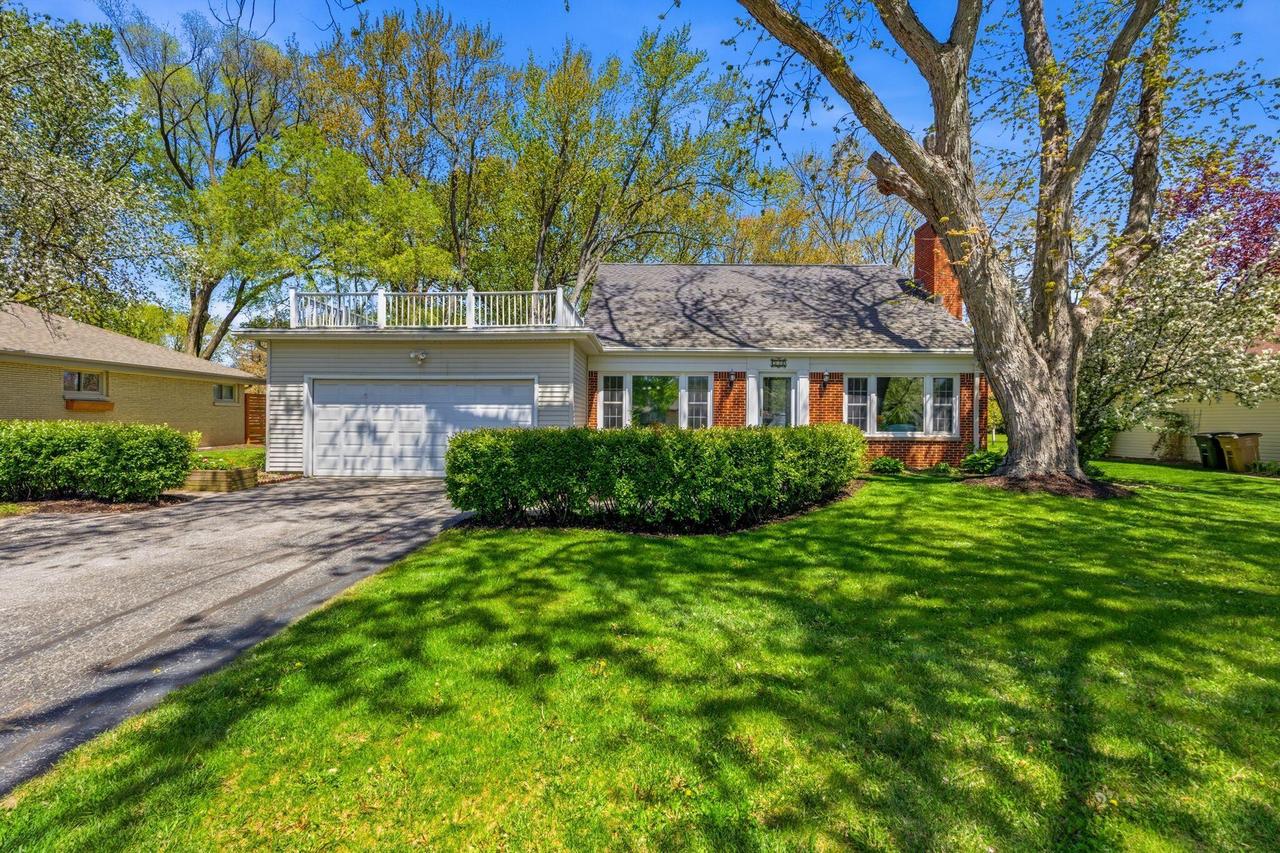 330 W Manor Cir, Bayside, WI 53217