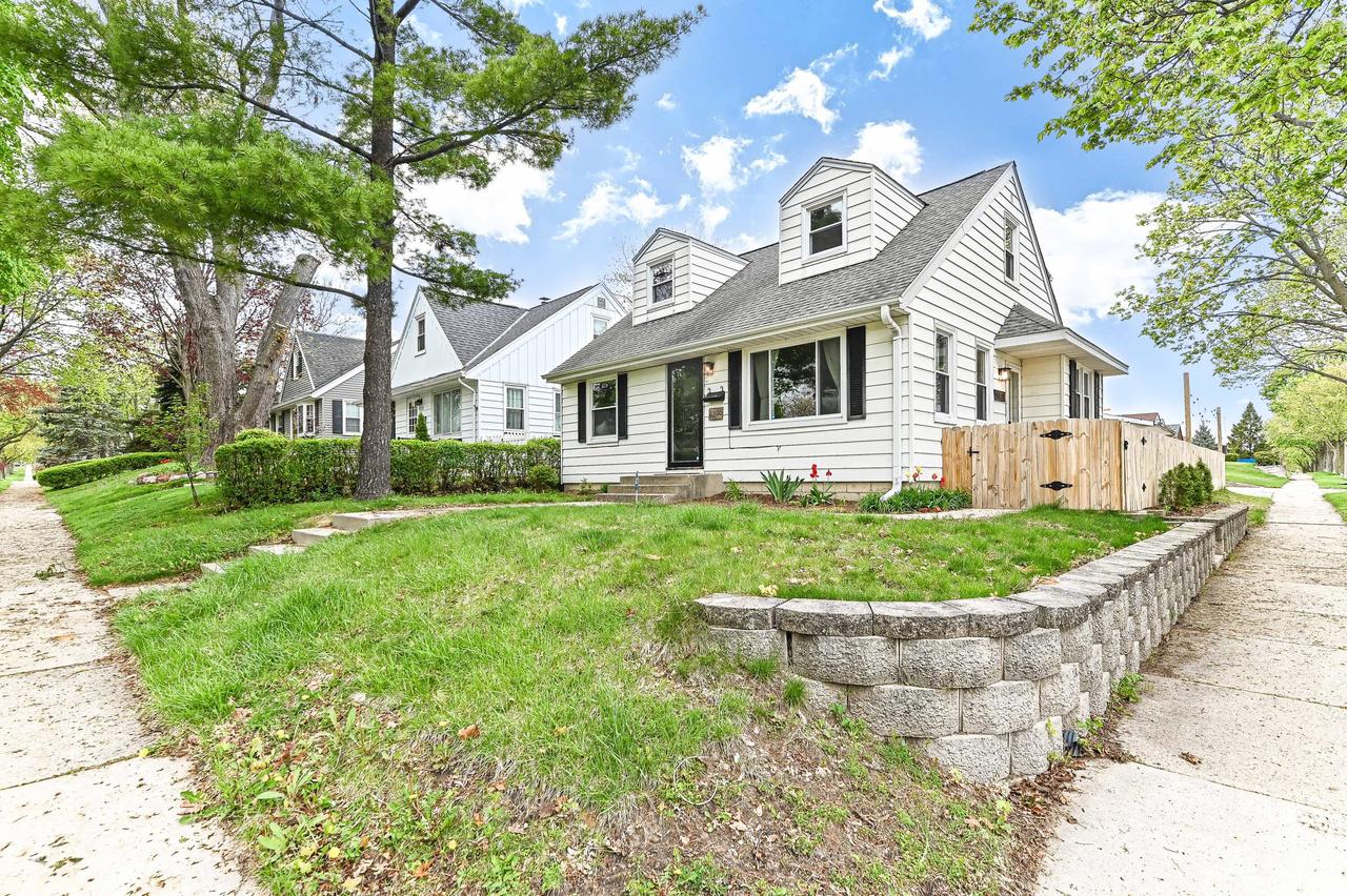 6300 W Cleveland Ave, Milwaukee, WI 53219