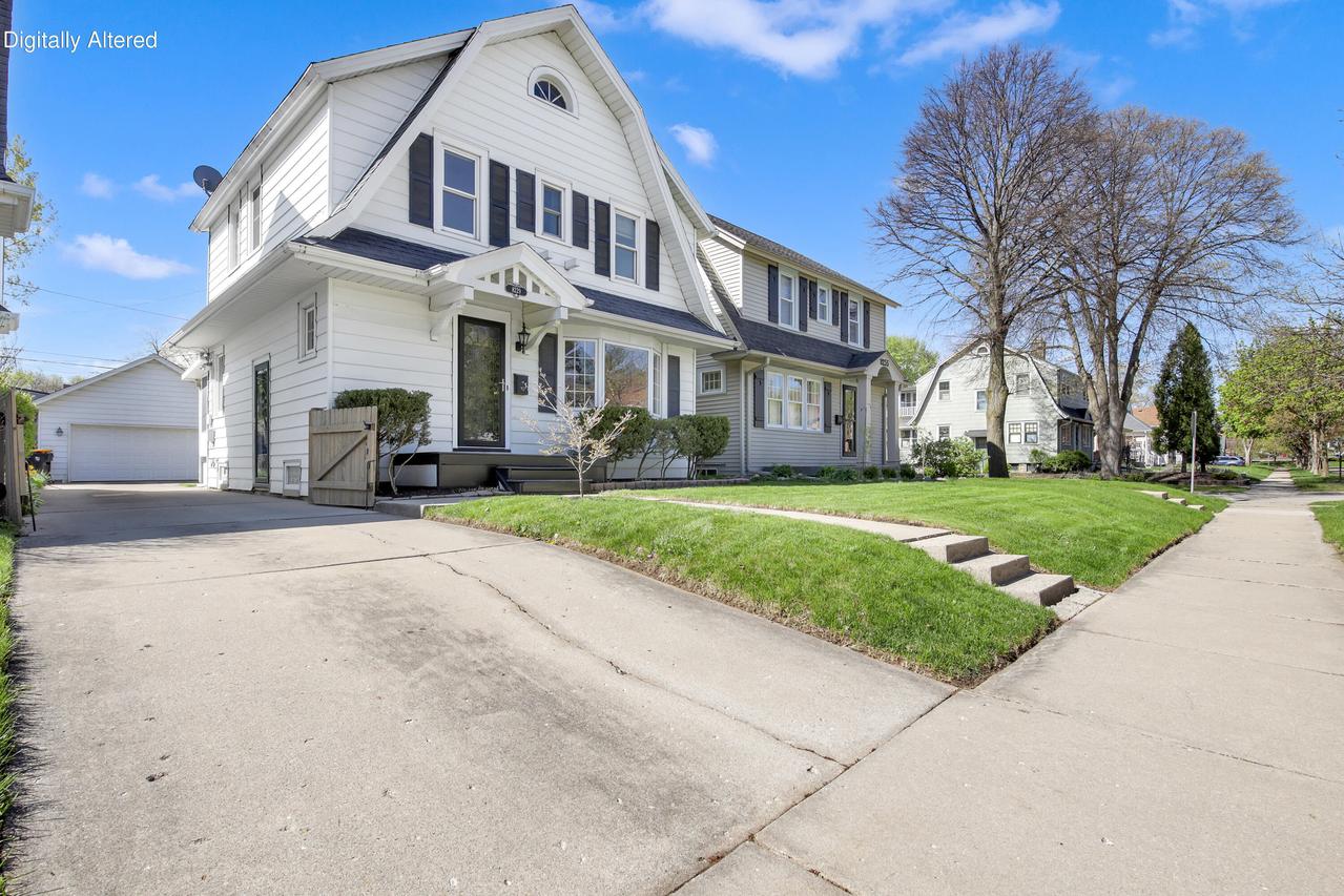 8229 Gridley Ave, Wauwatosa, WI 53213