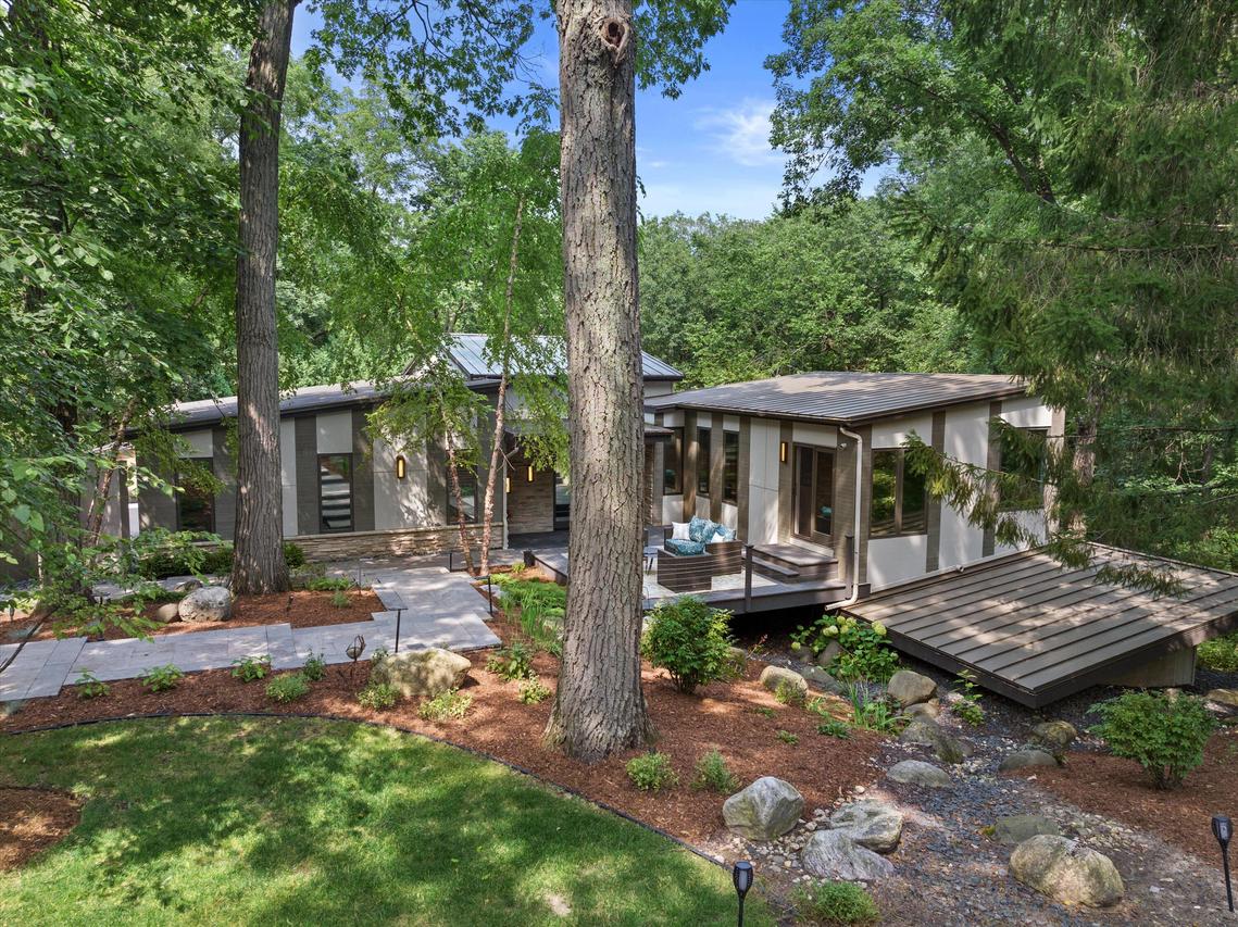 1913 Hillside Ct, Delafield, WI 53018