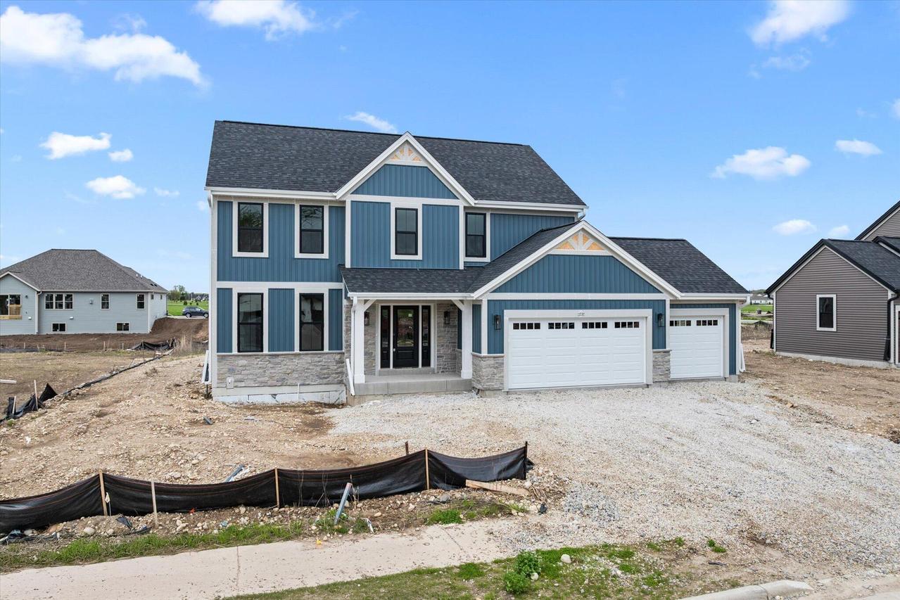 1737 Hammock Ln, Oconomowoc, WI 53066