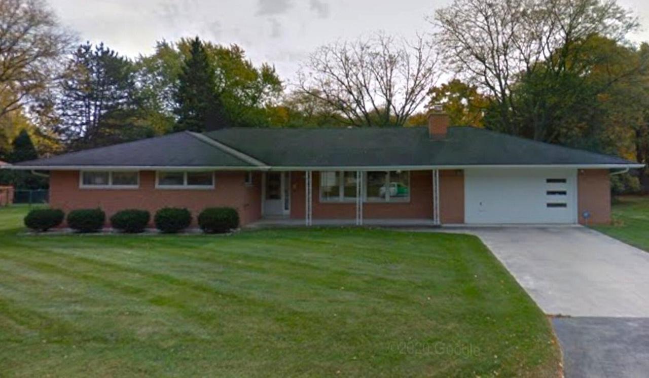 2341 W Daphne Rd, Glendale, WI 53209