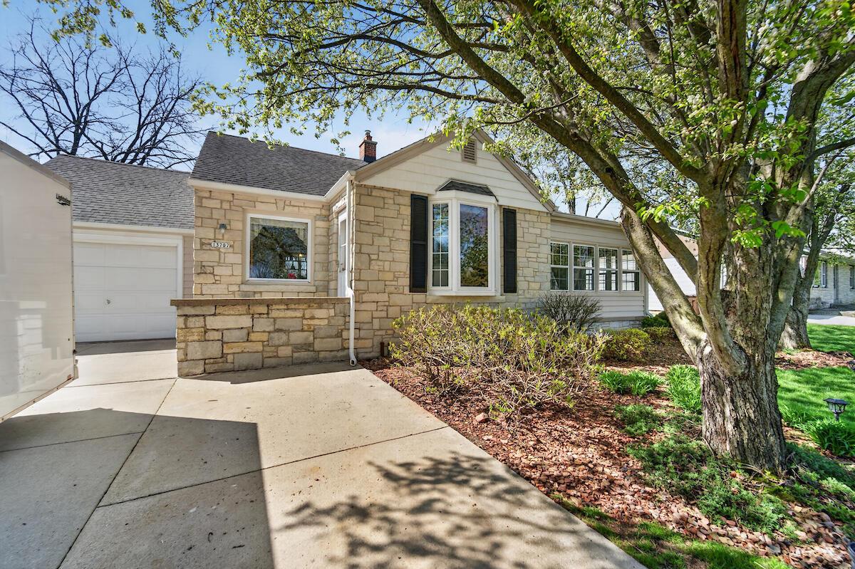 13707 W Forest Dr, New Berlin, WI 53151