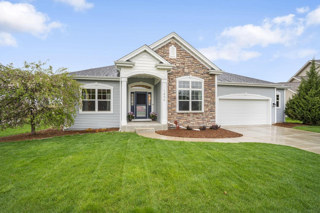 1406 Mockingbird Ct, Oconomowoc, WI 53066