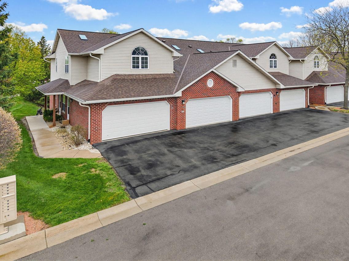 7883 S Scepter Dr #1, Franklin, WI 53132