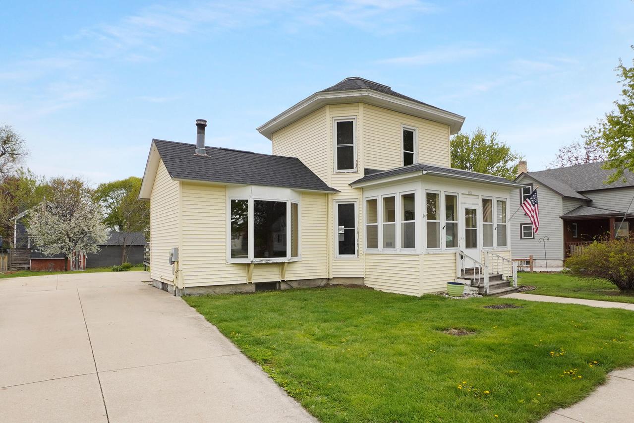 428 S Lyman St, Oconomowoc, WI 53066