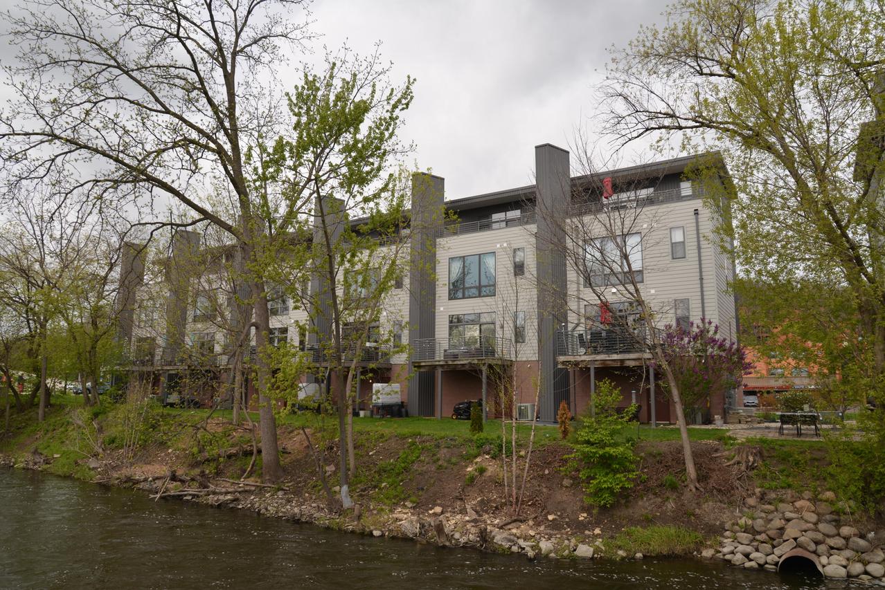 301 Mill Reserve Dr, Waukesha, WI 53188