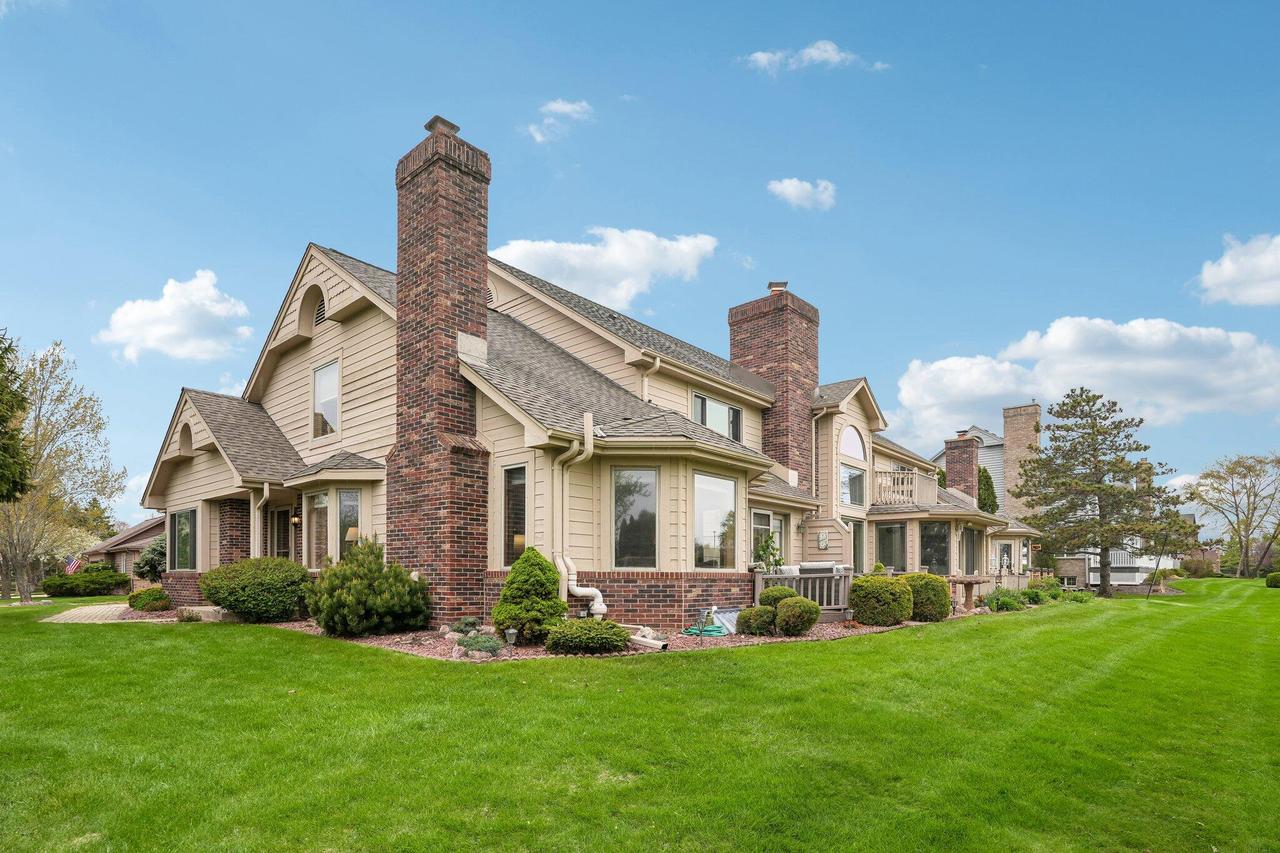 7402 W Twin Oaks Ct, Franklin, WI 53132