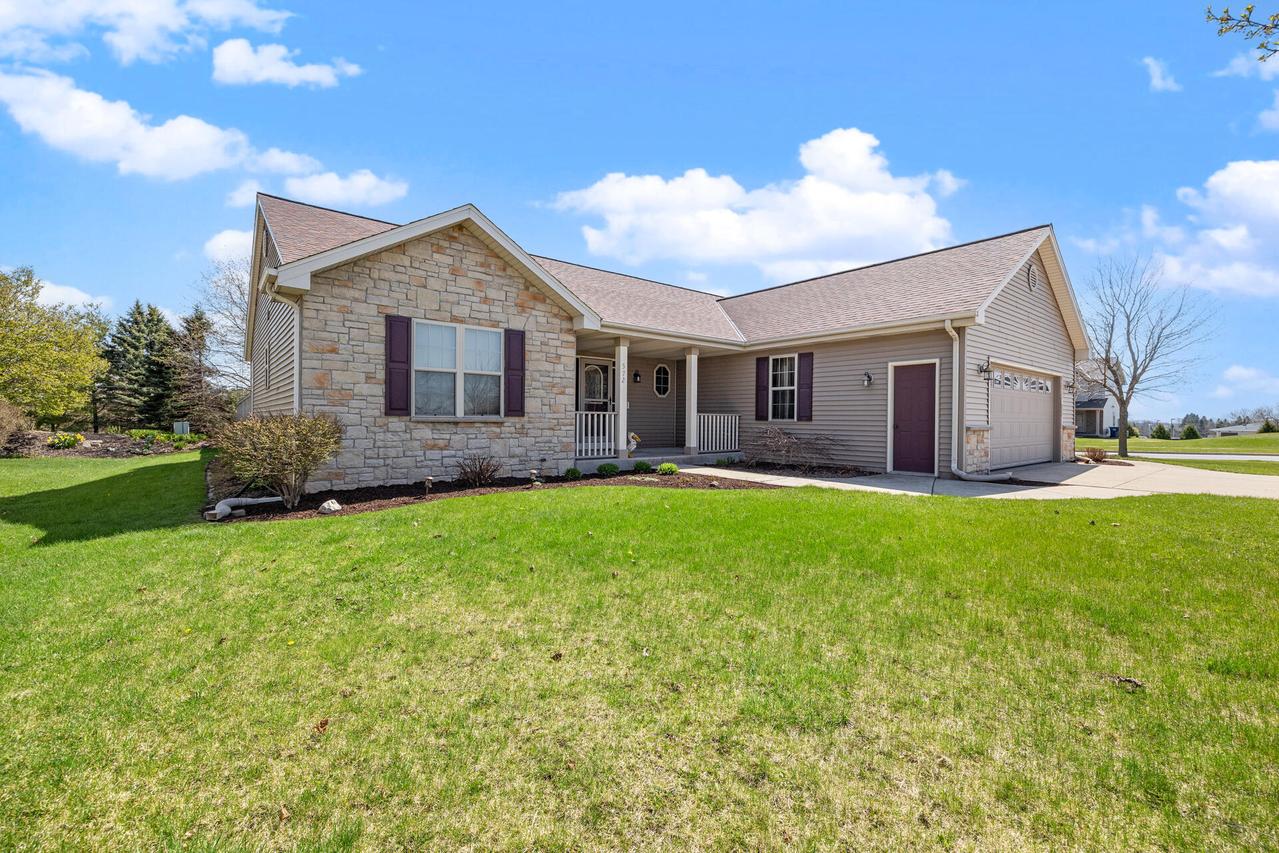 572 Nordic Ct, Slinger, WI 53086