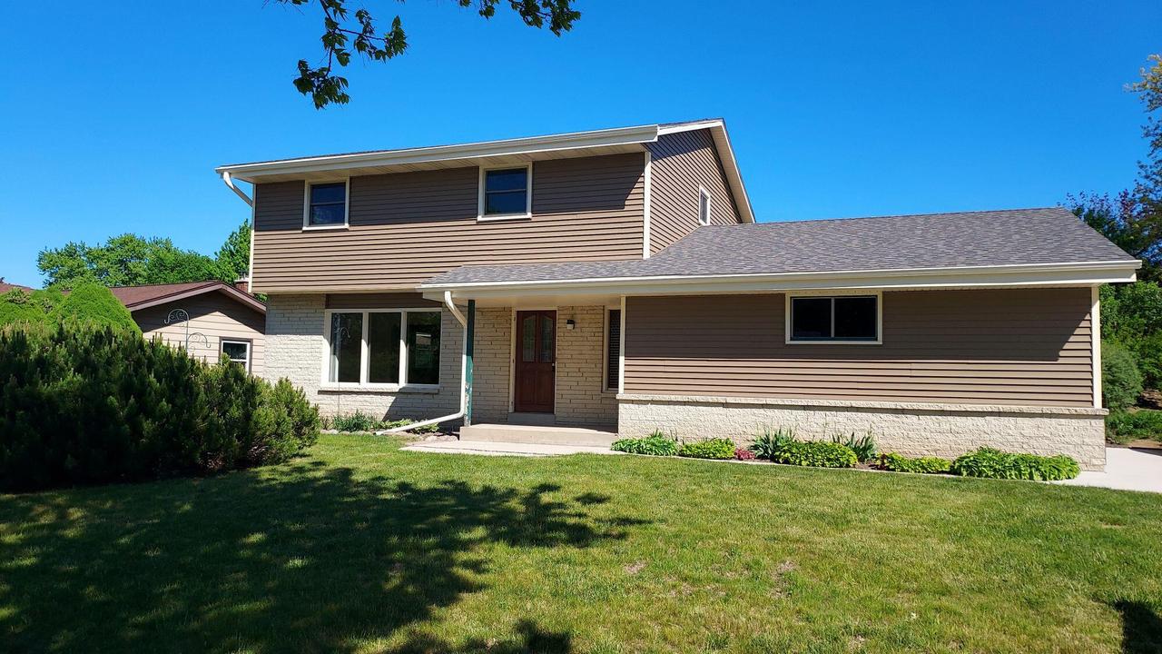 8030 S Waring Dr, Oak Creek, WI 53154