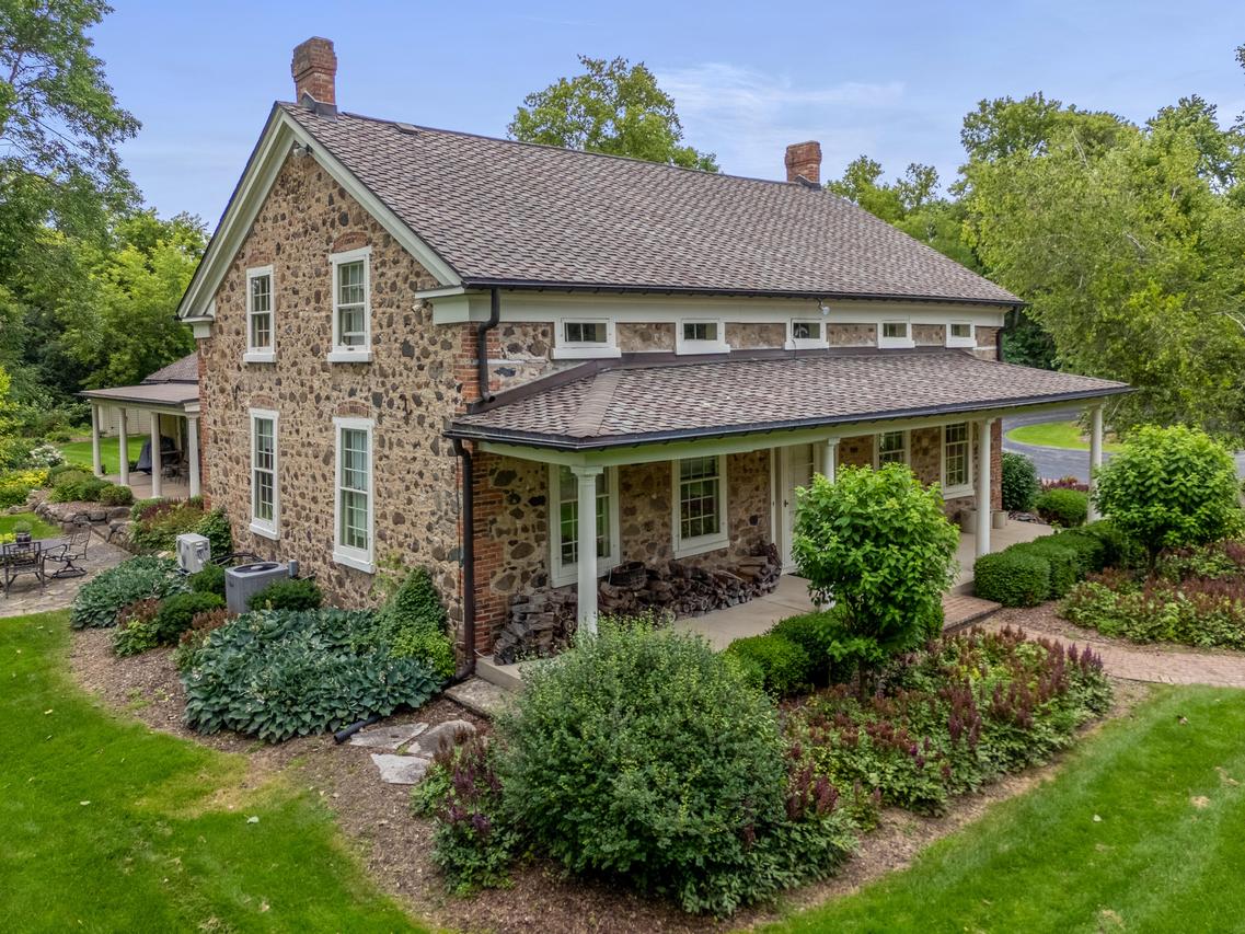 11533 N Parkview Dr, Mequon, WI 53092
