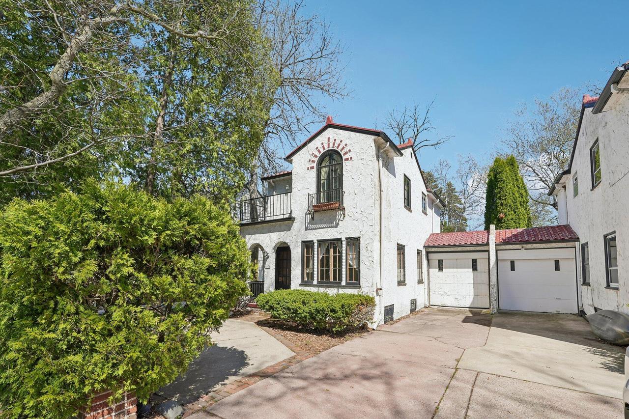 5758 N Santa Monica Blvd, Whitefish Bay, WI 53217