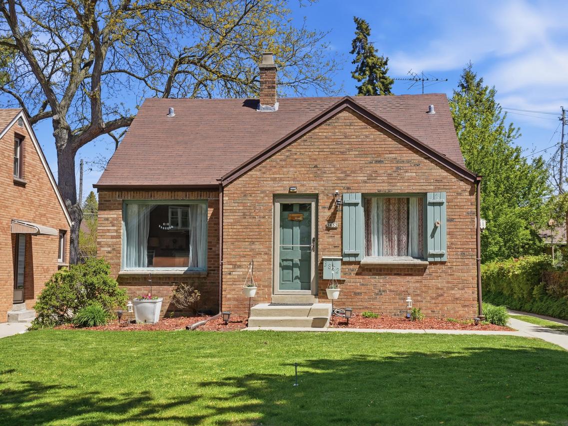 3852 S 1st St, Milwaukee, WI 53207