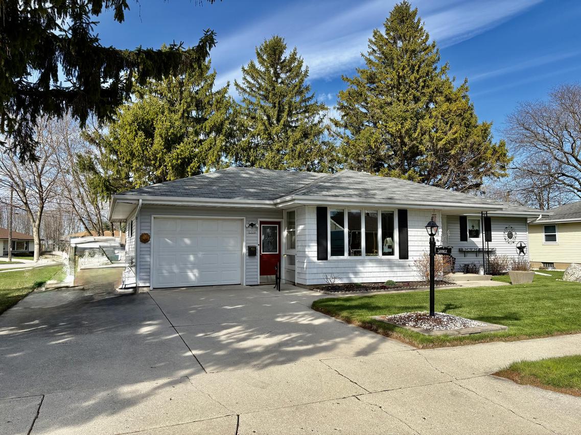 2226 Lexington Dr, Manitowoc, WI 54220