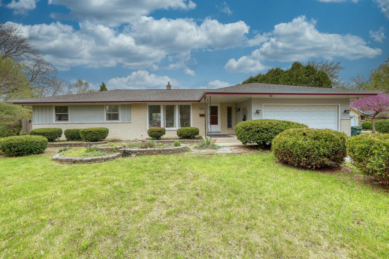 5890 Lakeview Dr, Greendale, WI 53129