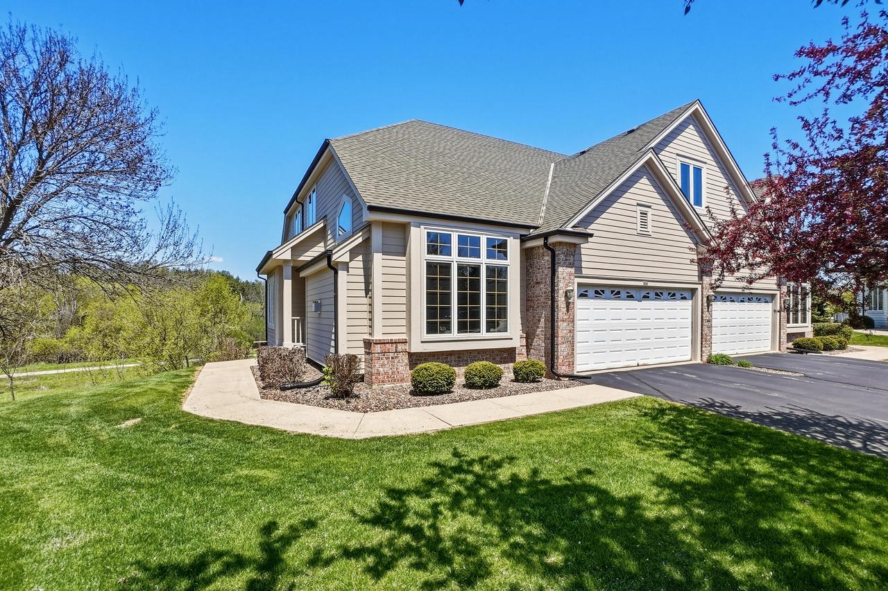 506 Spring Crest Cir, Waukesha, WI 53188