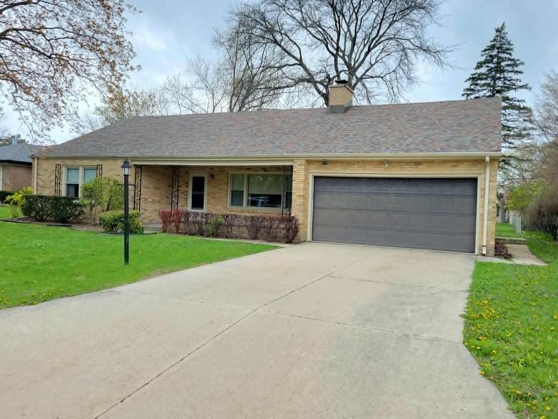 7275 N Navajo Ave, Glendale, WI 53217