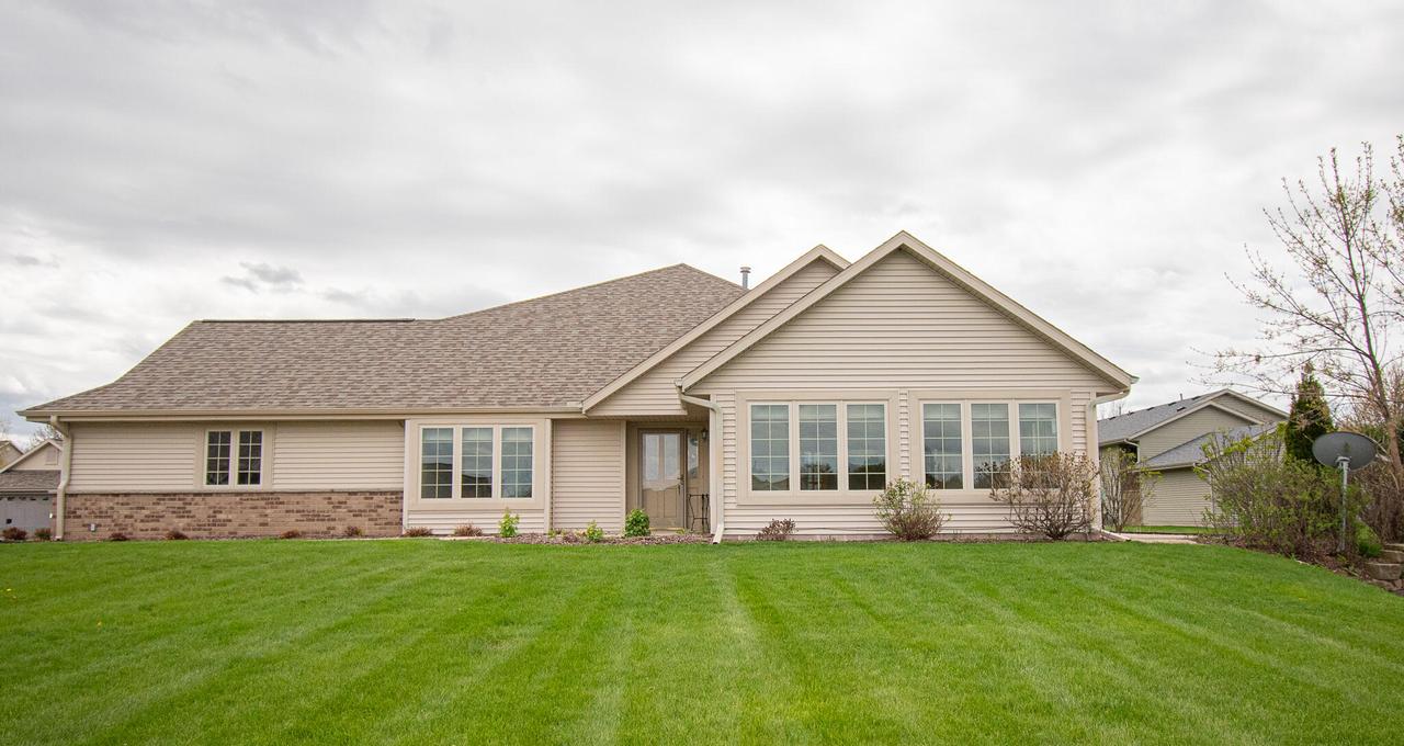W197N17085 Stonewall Dr, Jackson, WI 53037