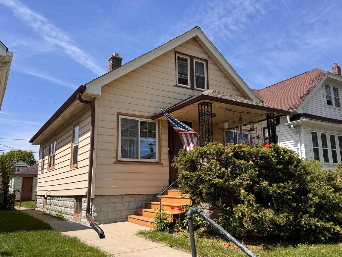 2057 S 70th St, West Allis, WI 53219