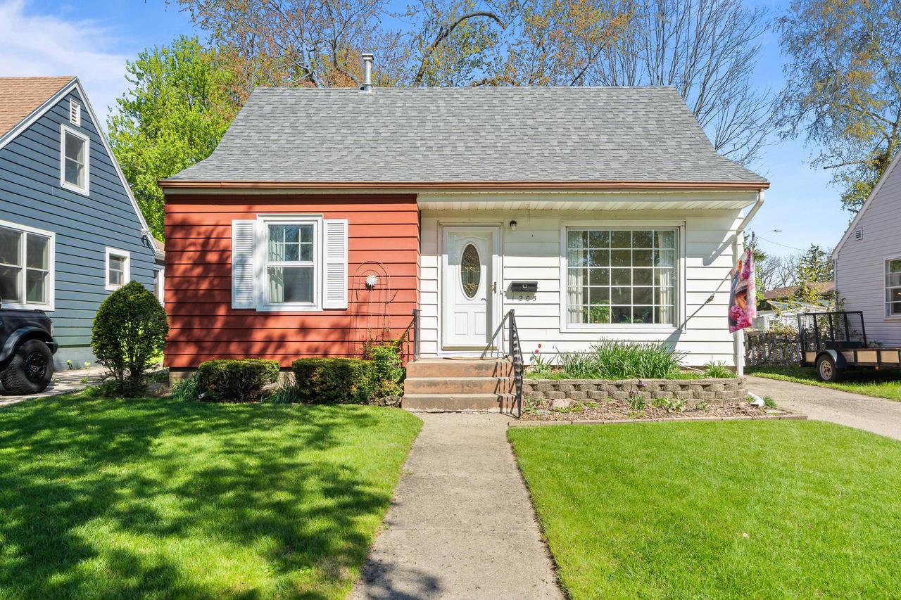 1205 Barnes St, Delavan, WI 53115