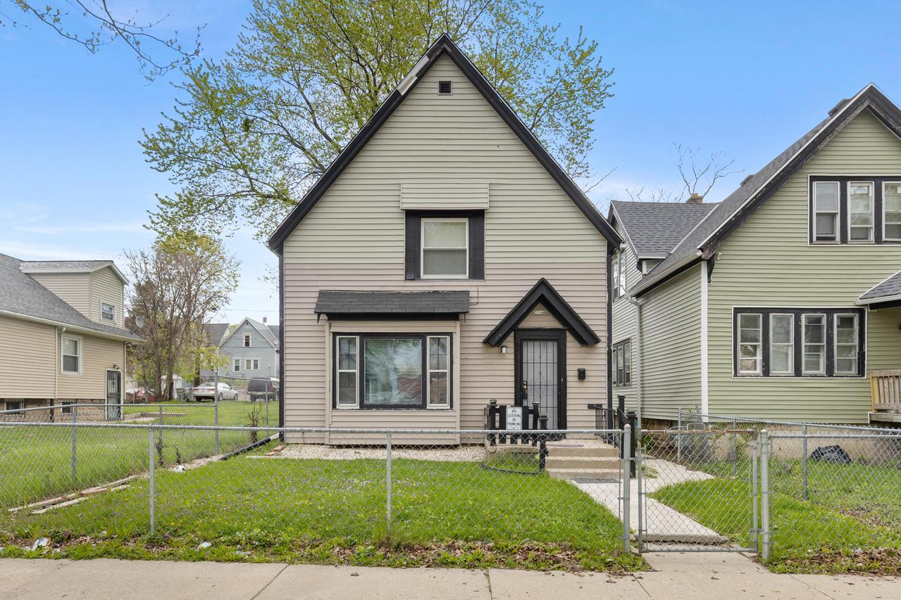 3244 N 30th St, Milwaukee, WI 53216