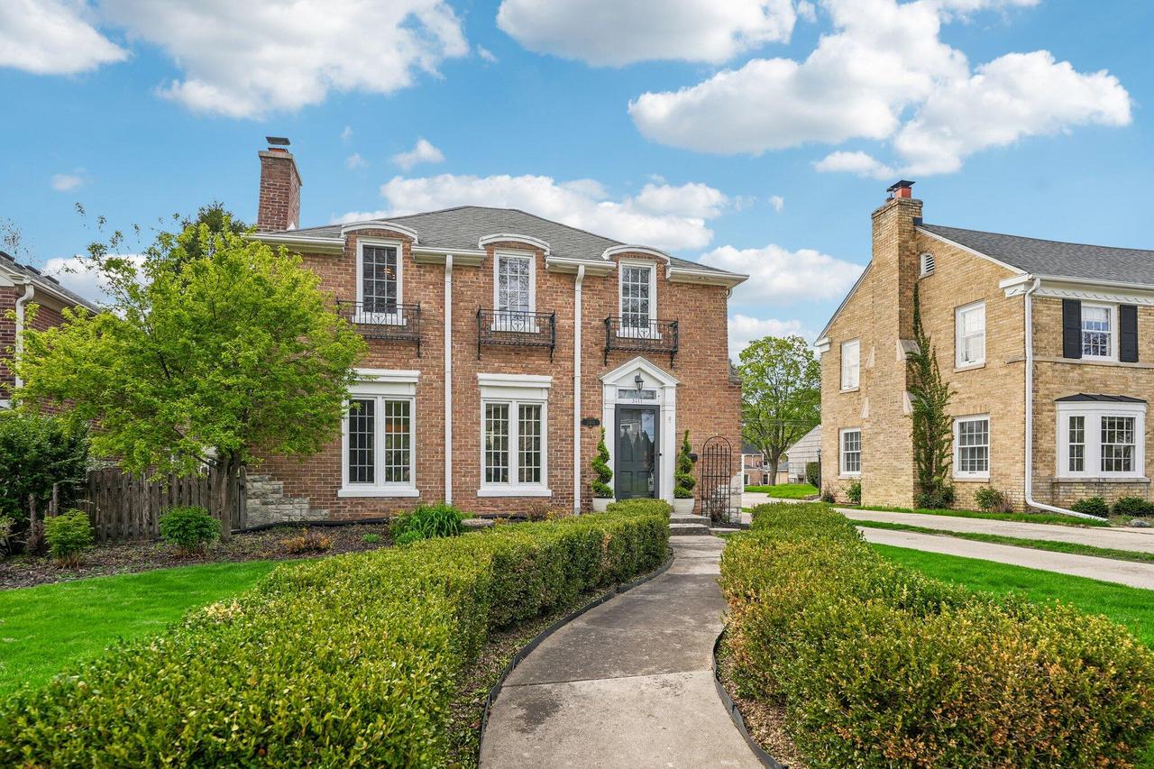 2411 N 96th St, Wauwatosa, WI 53226