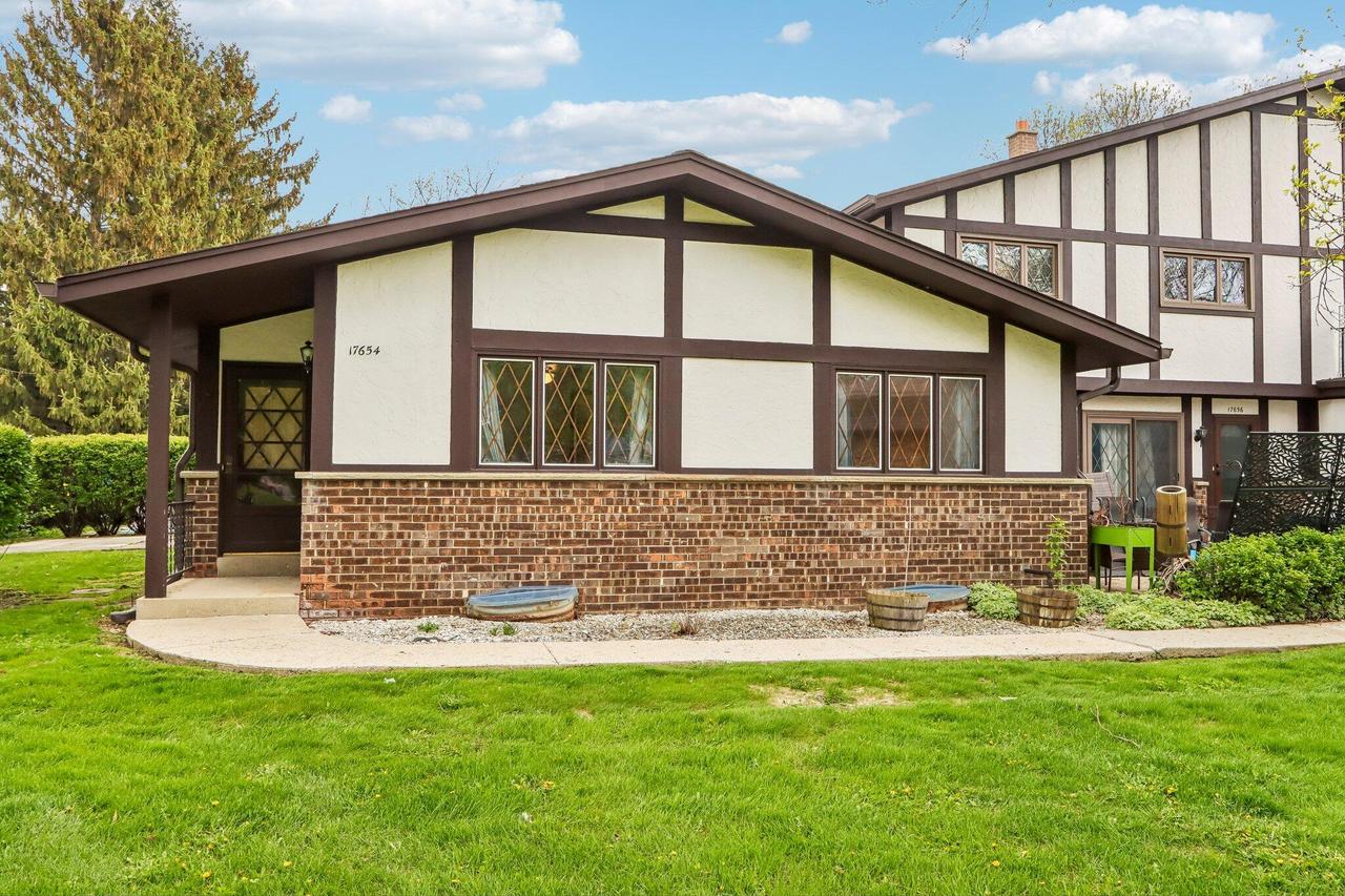 17654 Nassau Dr, Brookfield, WI 53045