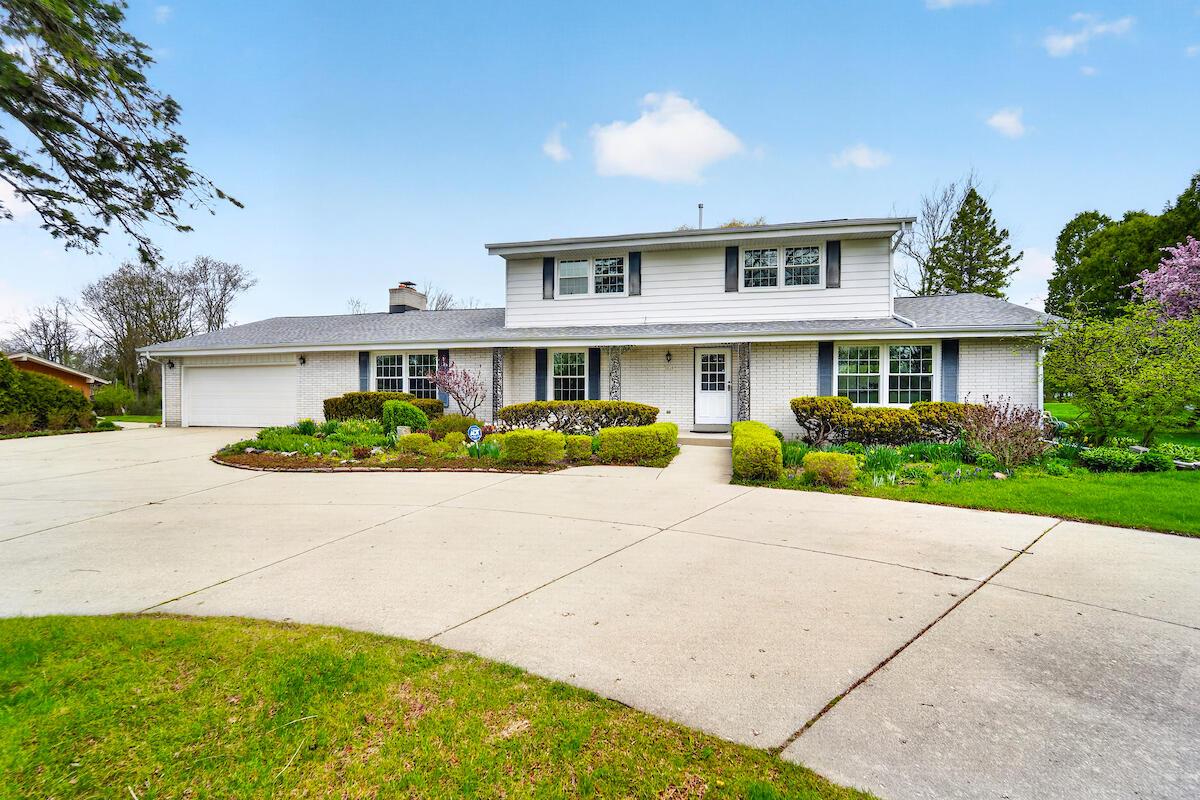 1634 W River Oaks Ln, Mequon, WI 53092