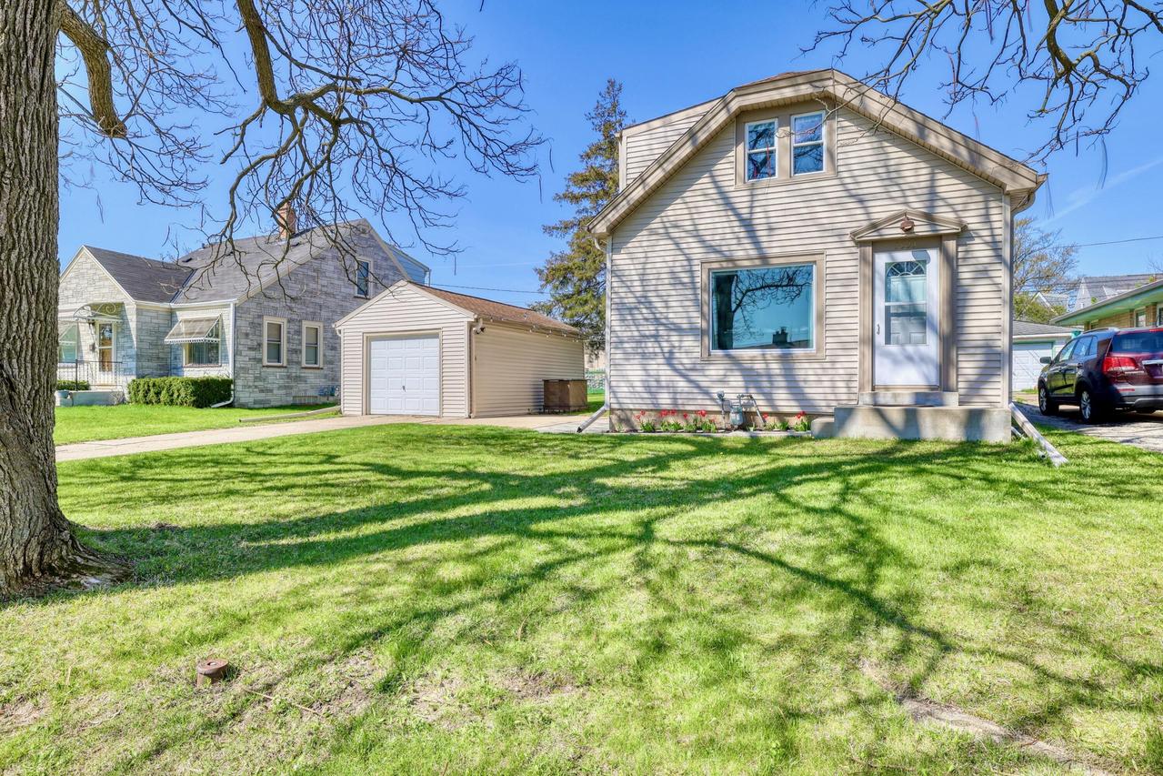3533 S 44th St, Greenfield, WI 53220